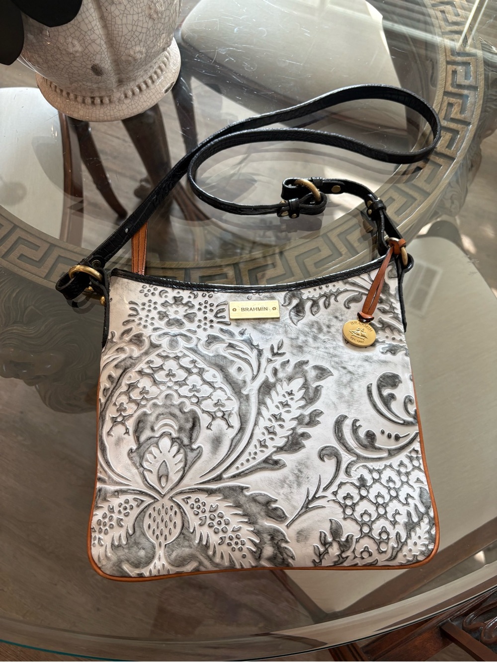 🖤🤍BRAHMIN WHITE DAMASK EMBOSSED LEATHER FLORAL PATTERN CROSSBODY BAG!🖤🤍 - Picture 4 of 10